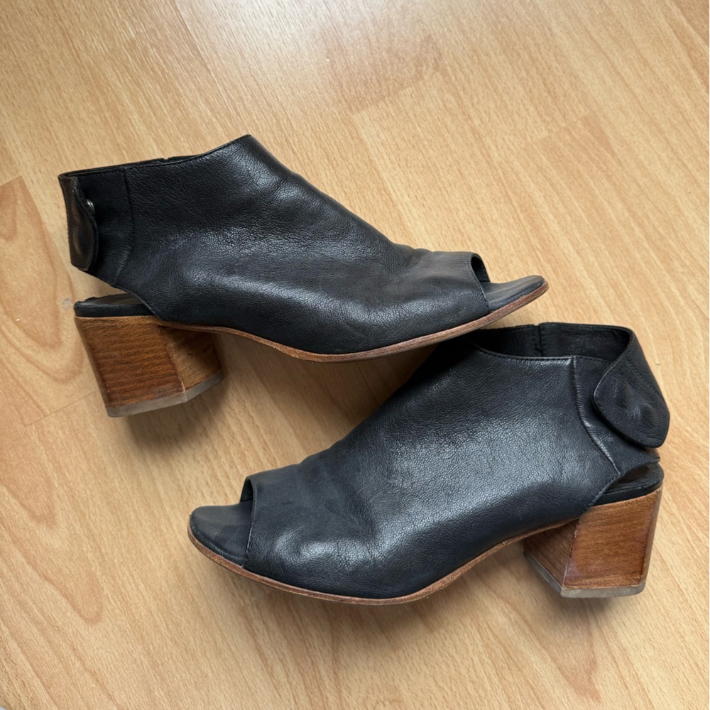 MIMOSA Black Leather Mules with Wooden Heel
